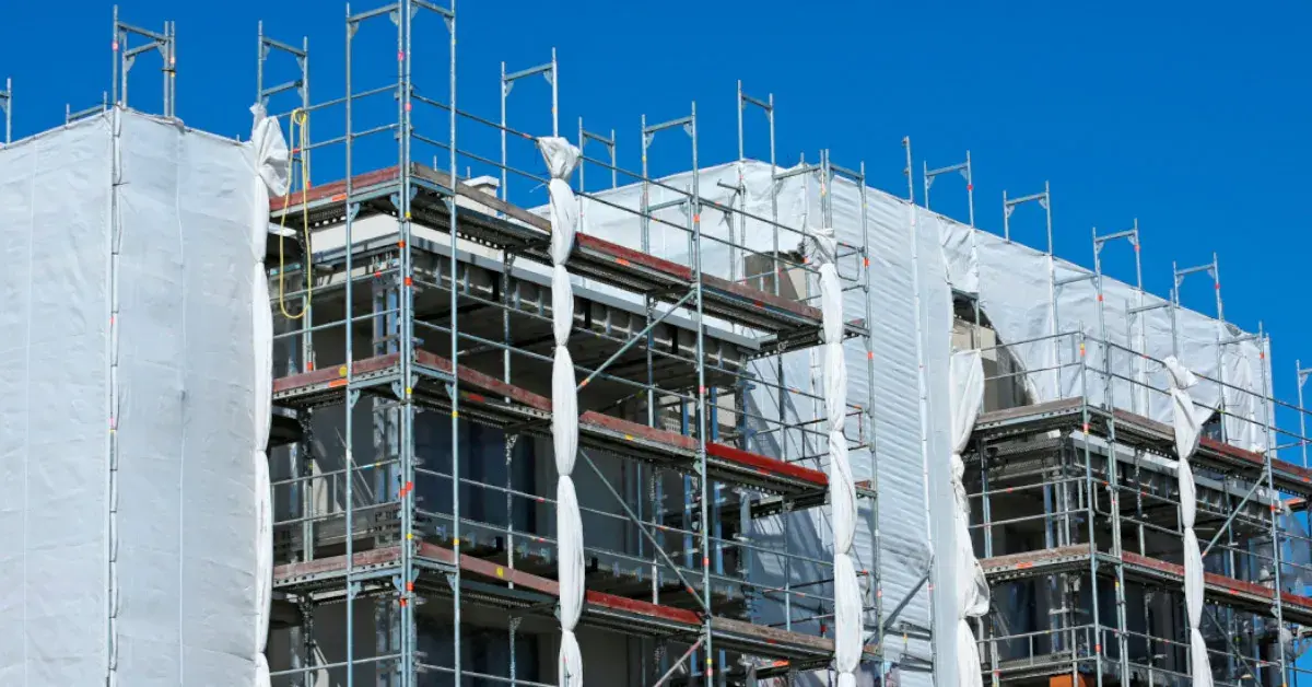 Reformas de fachadas Mallorca Andamios montados en edifico para realizar las reformas de fachadas en Mallorca